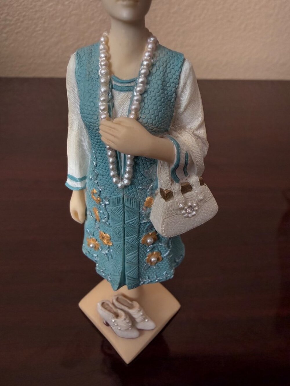 Vintage Women of the World Lady Elizabeth of London Resin Figurine 5.5" - Picture 7 of 12